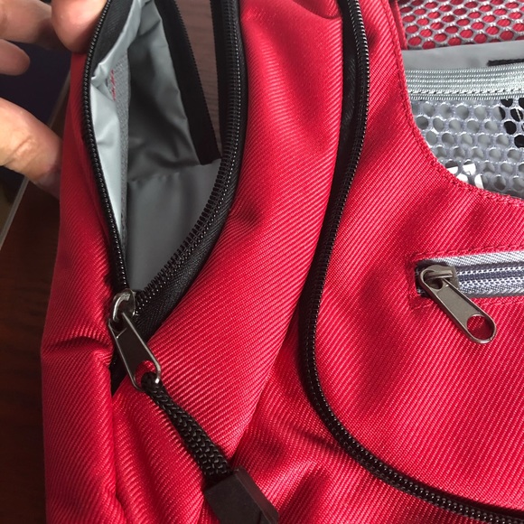 Heye’s pristine toiletry bag in bright red! - Picture 5 of 9